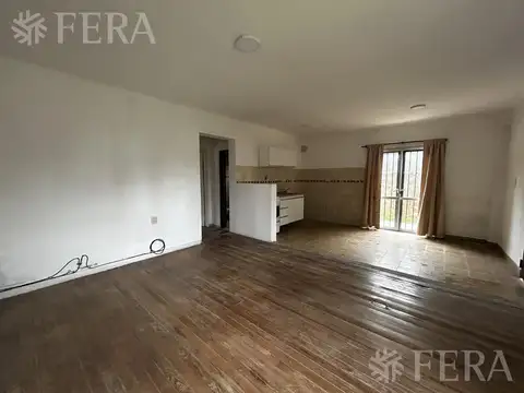 Venta casa 2 ambientes con jardín en Guillermo E Hudson