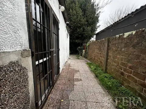 Venta casa 2 ambientes con jardín en Guillermo E Hudson