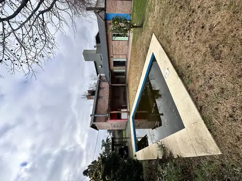 Casa 6 ambientes con 2 baños