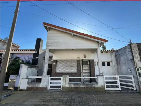 VENTA DE CASA 3 AMBIENTES, GARAJE, PATIO, EN MORÓN