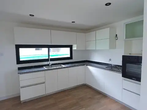 Casa 4 ambientes con 3 baños