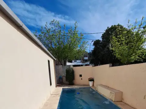 CASA EN VENTA 4 AMBIENTES CON PILETA EN JUNA KOSLA