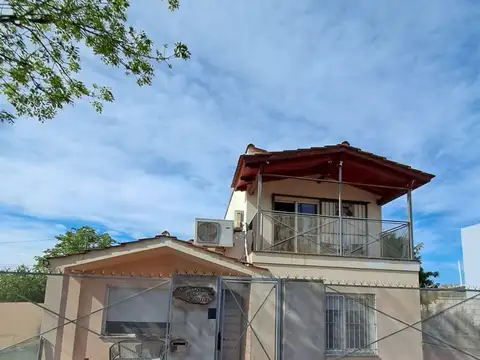 CASA EN VENTA 4 AMBIENTES CON PILETA EN JUNA KOSLA
