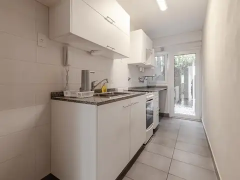 Departamento en alquiler apto profesional con cochera y enorme patio propio sobre Av. Libertador.