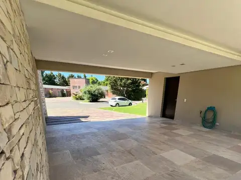 Casa 5 ambientes con 5 baños