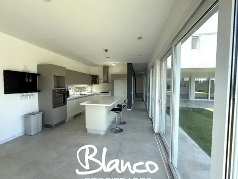 Casa 6 ambientes con 5 baños