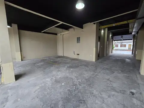 Cochera en venta en Lanús Oeste. Portón Automatizado.