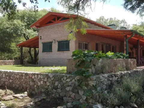 ALOJA - VENDE O PERMUTA  excelente propiedad con terreno de más de 1/2 ha. en San Marcos Sierras