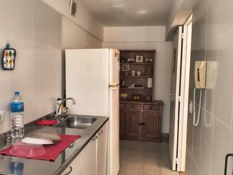 Excelente departamento  de 3 ambientes al contra frente con orientación Norte, reciclado,