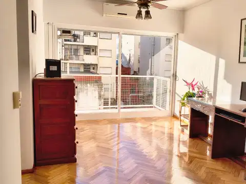 Excelente departamento  de 3 ambientes al contra frente con orientación Norte, reciclado,