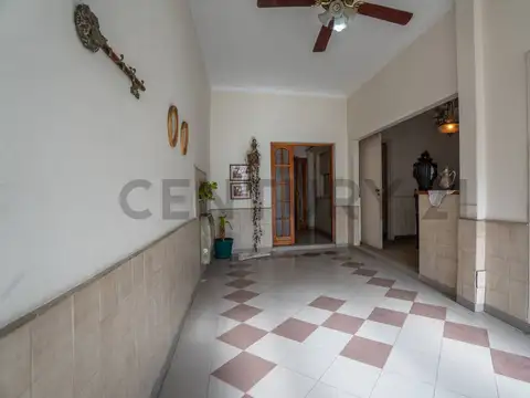 PH EN VENTA EN LA PLATA TIPO CASA AL FRENTE 2 DORMITORIOS Y COCHERA - ZONA PLAZA MALVINAS