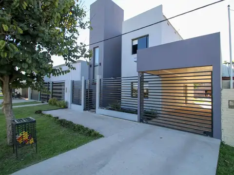 Casa en Alquiler con 2 cocheras