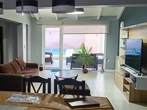 Casa 8 ambientes con 3 baños