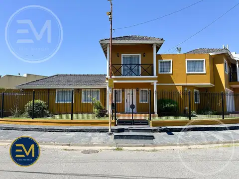 Casa de 4 ambientes en venta en Ciudad Evita – Con pileta, cochera