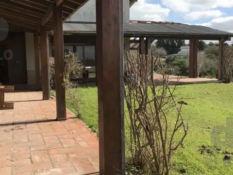 Casa 9 ambientes con 4 baños