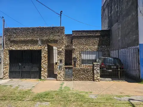 EN VENTA EN CASEROS LOTE 8,66 x 50 MTS P.H FRENTE DE TRES AMBIENTES FICHA 10231
