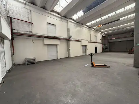 Depósito - Galpón de 3200 m2 en Alquiler - Lugano.