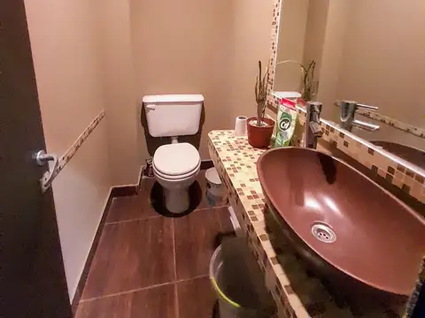 Oficina 9 ambientes con 2 baños