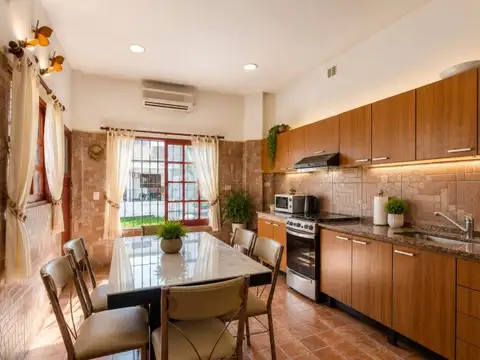 Casa . Venta . Villa Gral. Mitre . 7Amb . Pileta . Parrilla .