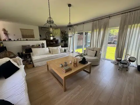 Casa en Venta con 3 cocheras