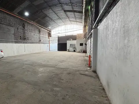 VENTA - Galpón en  Abasto, con oficina y baño.