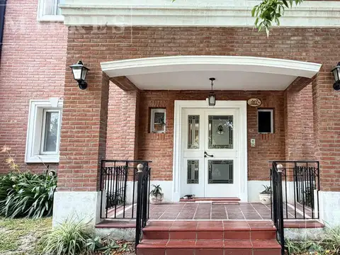 Casa 7 ambientes con 2 baños