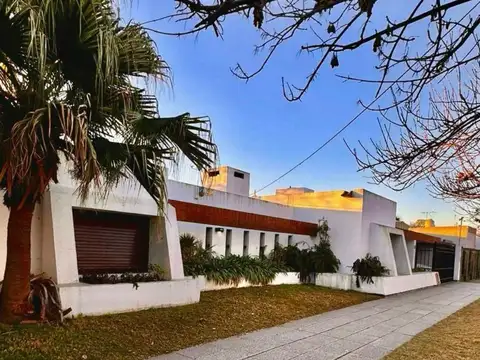 Casa Estilo Mediterráneo En Venta APTA CRÉDITO - Francisco Álvarez - Moreno