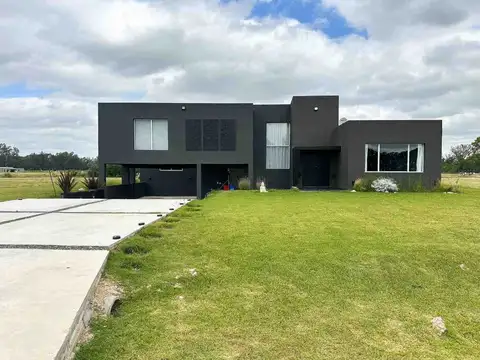 Casa en Venta con 2 cocheras