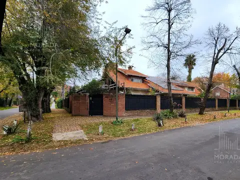 Casa 8 ambientes con 3 baños