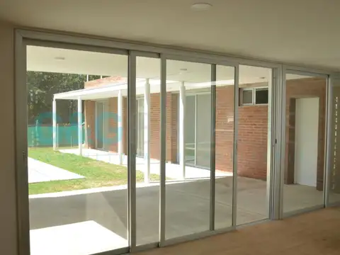 Casa en Alquiler con 2 cocheras