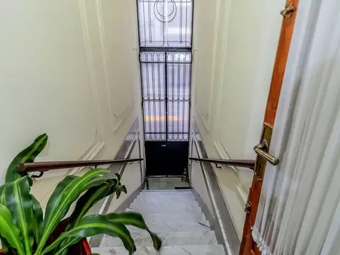 Venta de excelente PH  de estilo en Almagro