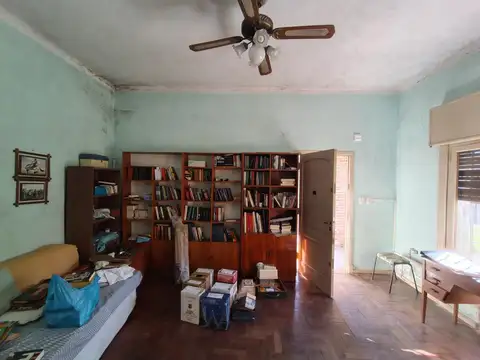 CASA MAS LOTE LINDERO SOBRE ADA. C. URUGUAYO BUENA ZONA