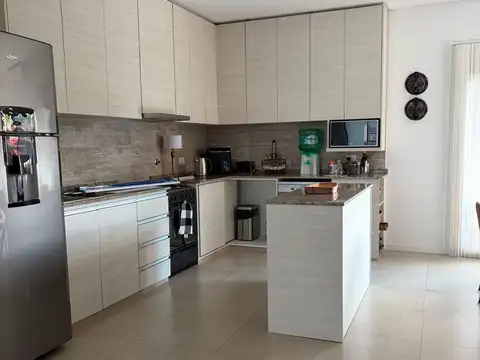 Casa en Alquiler Temporal con 4 cocheras