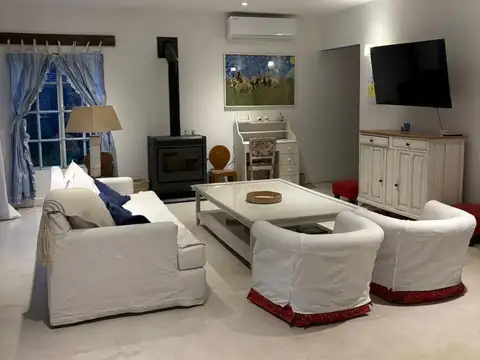 MJR. Venta casa 4 ambientes con piscina y amplio parque en Barrio La Emilia, Pilar.