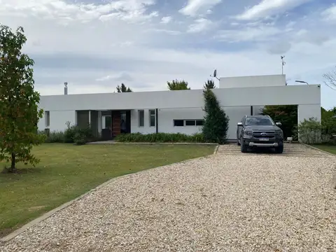 Moderna casa en venta de 3 DORMITORIOS en Campos de Roca II