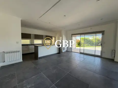 Casa 4 ambientes con 3 baños