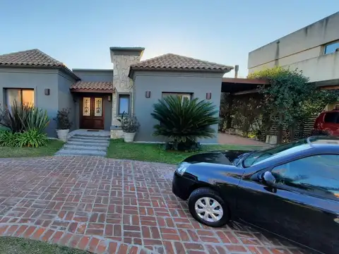 Casa en Alquiler con 4 cocheras