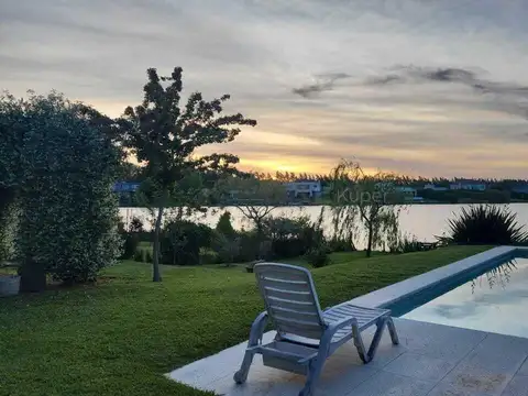 Casa 4 ambientes con 4 baños