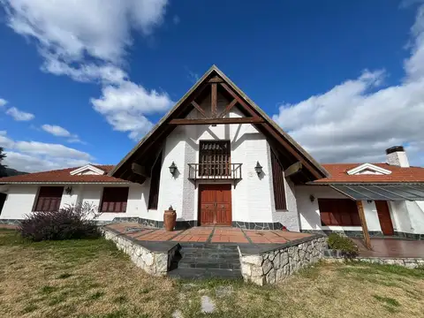 Casa en Venta en La Falda, USD 430.000