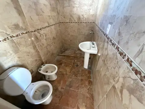 Alquiler casa con local