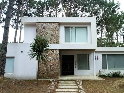 Casa en venta - 4 Dormitorios 3 Baños - Pinamar