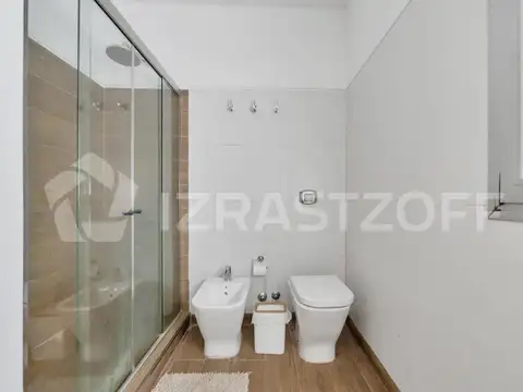 Casa en Venta con 8 cocheras