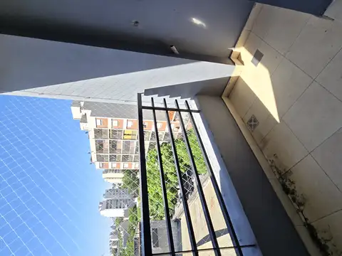 Monoambiente luminoso con balcón al contrafrente