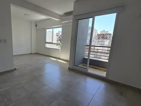 Monoambiente luminoso con balcón al contrafrente