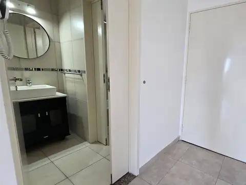 Monoambiente luminoso con balcón al contrafrente