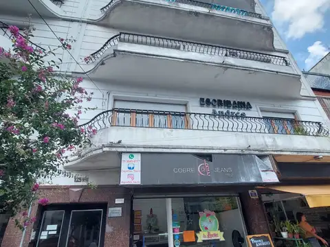 DEPARTAMENTO 3 AMBIENTES - A 50 MTS. DE LA PLAZA - EXCELENTE UBICACION - APTO PROFESIONAL -