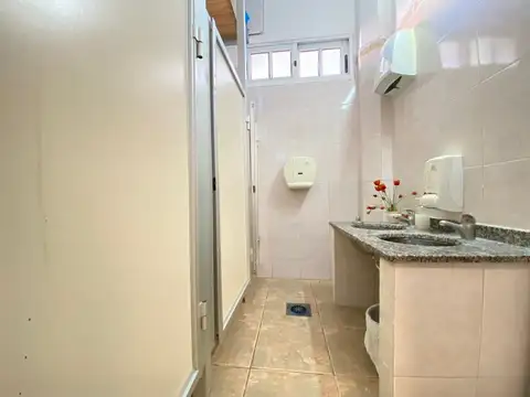 ALQUILER DE LOCAL EN SAYAGO 7 AMBIENTES 4 BAÑOS