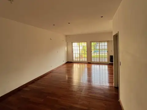 Casa 8 ambientes con 2 baños