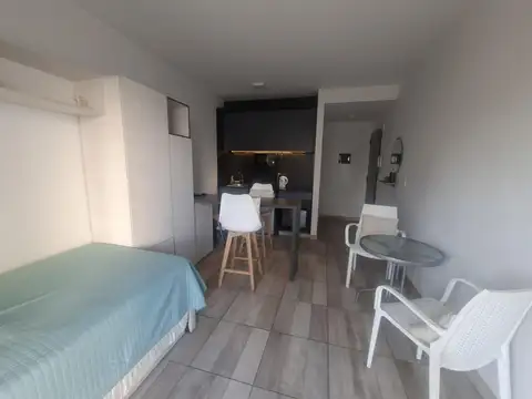 Monoambiente amoblado y equipado con balcón aterrazado y amenities sobre Av Triunvirato 3300