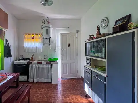 VENTA DE CASA 3 AMBIENTES CON PARQUE.